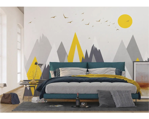 Slaapkamer met bed en wanddecoratie met bergmotief en zwerm vogels