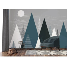 Scene met een fauteuil, een tafel en een behang met bergmotief voor een heldere ruimtesfeer.