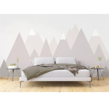 Slaapkamer met behang met bergmotief, bed en nachtkastjes