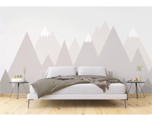 Slaapkamer met behang met bergmotief, bed en nachtkastjes