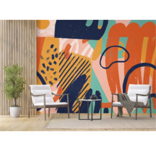 Woonkamer met abstract behang, twee fauteuils en kamerplant