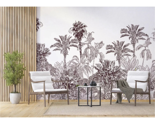 Woonkamer met palmbehang, twee fauteuils en een bijzettafel