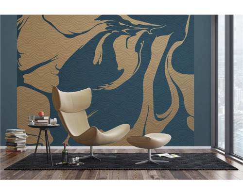 Interieuridee met fauteuil, bijzettafel en behang met patroon voor een stijlvolle woonsfeer.