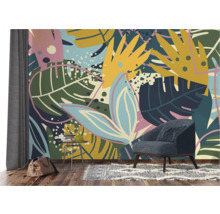 Woonkamer met patroonbehang, fauteuil en bijzettafel