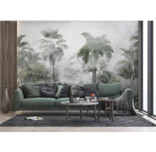 Woonkamer met bank, salontafels en wandbehang met jungle thema