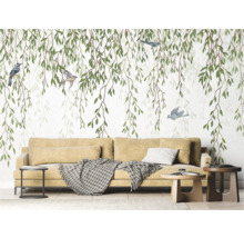 Woonkamer met bank, bijzettafels en muurbehang met takken en vogels