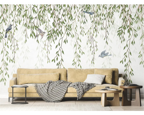 Woonkamer met bank, bijzettafels en muurbehang met takken en vogels