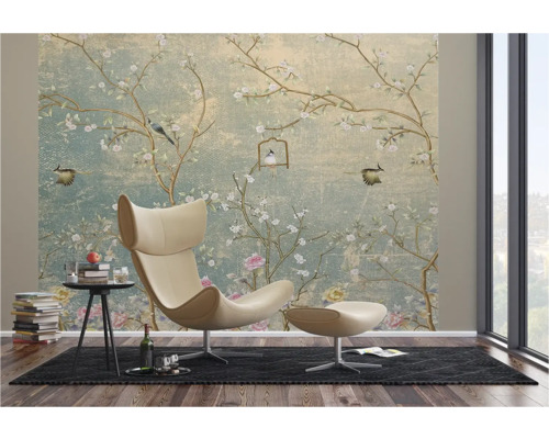 Woonkamer met beige fauteuil, bijzettafel en wandbehang met vogelmotief