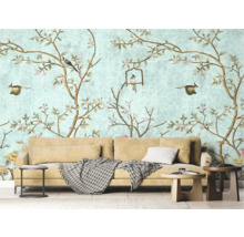 Woonkamer met behang met vogel- en bloemmotief, bank en bijzettafels.