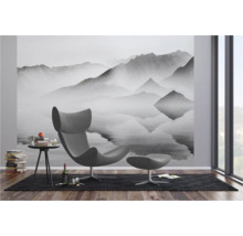 Woonkamer met fotobehang berglandschap en moderne fauteuil