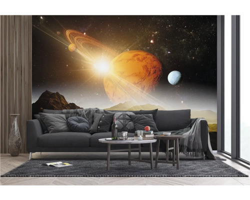 Woonkamer met een fotobehang met een ruimtethema, waarop een ver sterrenstelsel en een planeet met ringen te zien is.