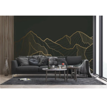 Woonkamer met bank, salontafel en wandbehang met bergmotief