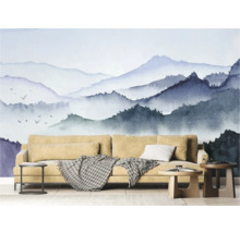 Woonkamer met een behang met patroon en een bank