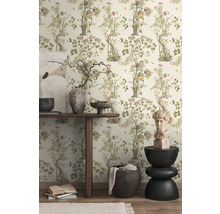 Scène met behang met motief, tafel, decoraties en beeldhouwwerk