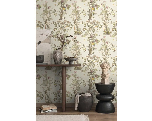 Scène met behang met motief, tafel, decoraties en beeldhouwwerk