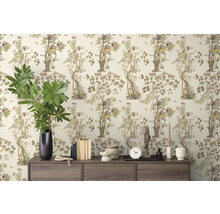 Decoratieve kamer met behang met motief en houten commode
