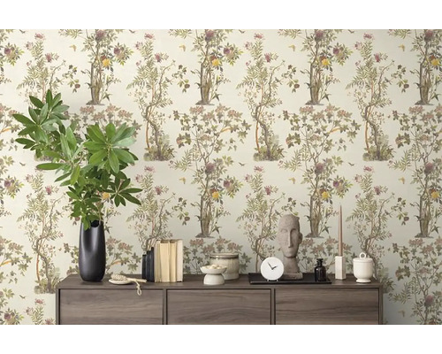Decoratieve kamer met behang met motief en houten commode