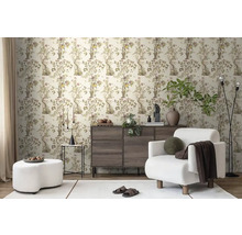 Woonkamer met patroonbehang, ladekast, fauteuil en staande lamp