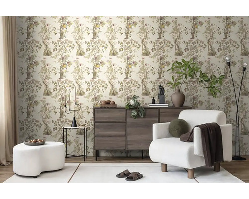 Woonkamer met patroonbehang, ladekast, fauteuil en staande lamp