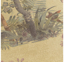 Detailopname van een textiel met boom- en plantenmotief