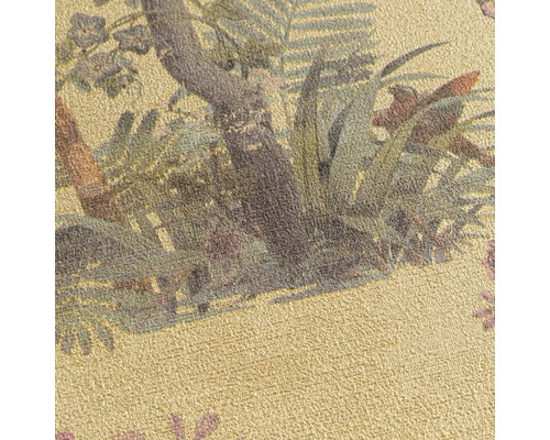 Detailopname van een textiel met boom- en plantenmotief