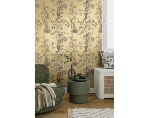 Decoratieve wand met patroonbehang, fauteuil en bijzettafel in een lichte kamer.