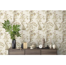 Decoratieve kamer met patroonbehang, dressoir en decoratieve objecten.