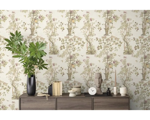 Decoratieve kamer met patroonbehang, dressoir en decoratieve objecten.