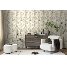 Woonkamer met behangmotief, fauteuil en dressoir voor een stijlvolle ambiance