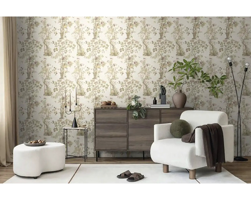 Woonkamer met behangmotief, fauteuil en dressoir voor een stijlvolle ambiance