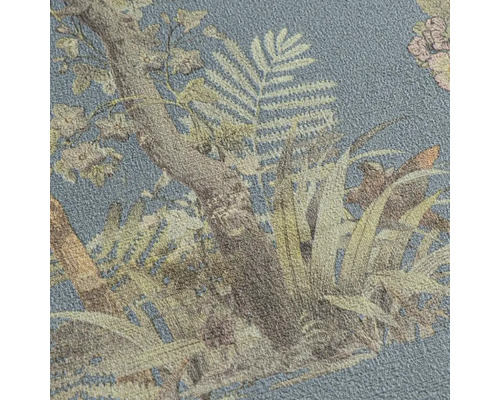 Close-up van een gestructureerd behang met een boom- en plantenmotief