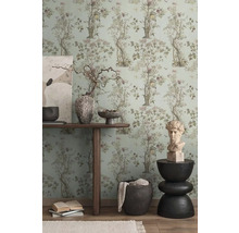 Decoratief interieur met behang met patroon, tafel, kunstwerken en sculpturen voor een stijlvolle sfeer