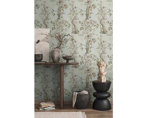Decoratief interieur met behang met patroon, tafel, kunstwerken en sculpturen voor een stijlvolle sfeer