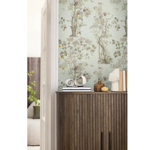 Scene met bloemenbehang, houten dressoir en decoratieve objecten voor een stijlvol interieur