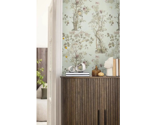Scene met bloemenbehang, houten dressoir en decoratieve objecten voor een stijlvol interieur