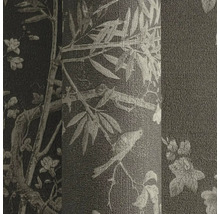 Close-up van een rol behang met patroon met vogel-, bloem- en bamboeontwerpen