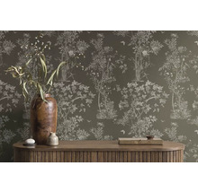 Decoratieve ruimte met bloemenbehang, houten dressoir en vazen