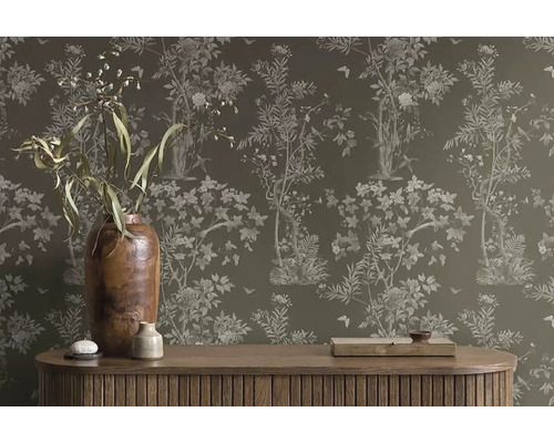 Decoratieve ruimte met bloemenbehang, houten dressoir en vazen