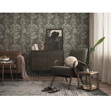 Woonkamer met behang met bloemmotief, bank, fauteuil en dressoir voor een gezellige sfeer