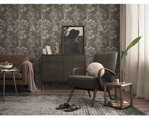 Woonkamer met behang met bloemmotief, bank, fauteuil en dressoir voor een gezellige sfeer