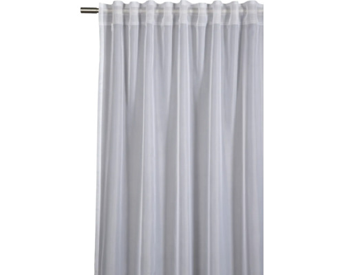 Wit, transparant gordijn met plooibandophanging aan een gordijnroede