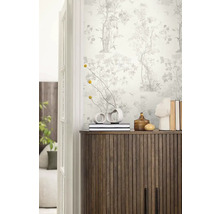 Decoratieve kamer met patroonbehang, houten dressoir en vazen