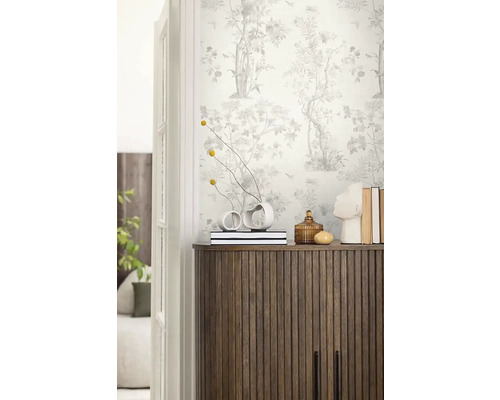 Decoratieve kamer met patroonbehang, houten dressoir en vazen