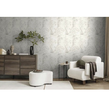 Woonkamer met patroonbehang, dressoir, fauteuil en voetenbank voor een heldere en georganiseerde sfeer.