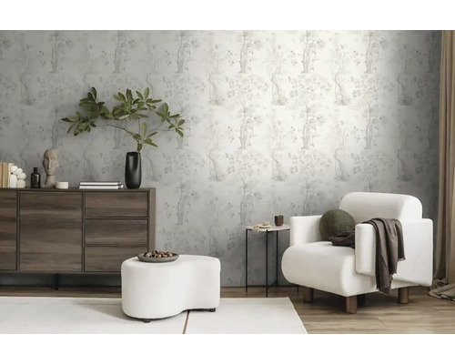 Woonkamer met patroonbehang, dressoir, fauteuil en voetenbank voor een heldere en georganiseerde sfeer.