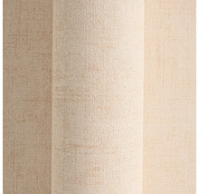 Close-up van een beige vliesbehang met een lichte structuur.