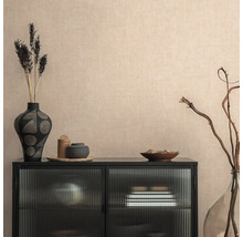 Decoratieve opstelling met vaas, schaal en kast