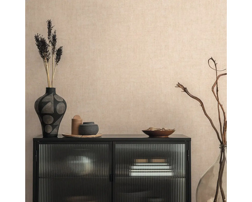 Decoratieve opstelling met vaas, schaal en kast