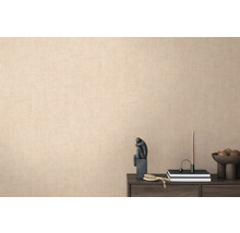 Beige structuurbehang in de woonkamer