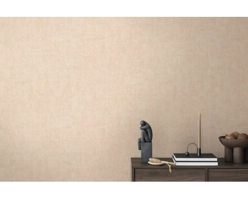 Beige structuurbehang in de woonkamer